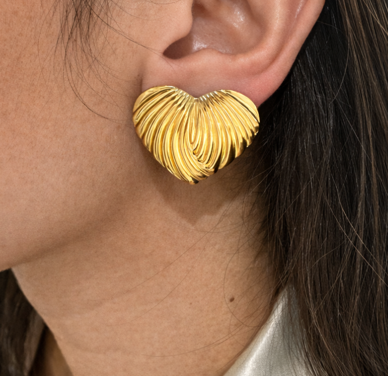 Aretes corazón rayas delgadas